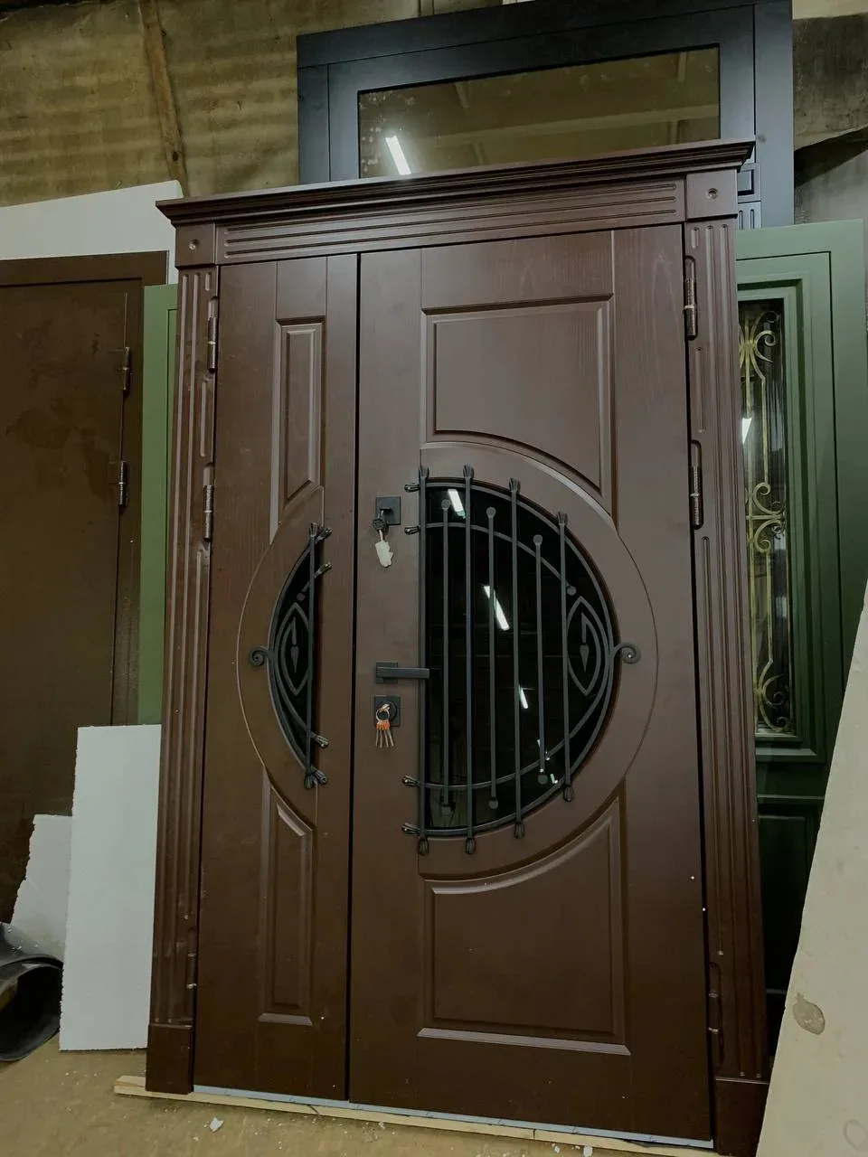 Входная дверь с ковкой и стеклопакетом